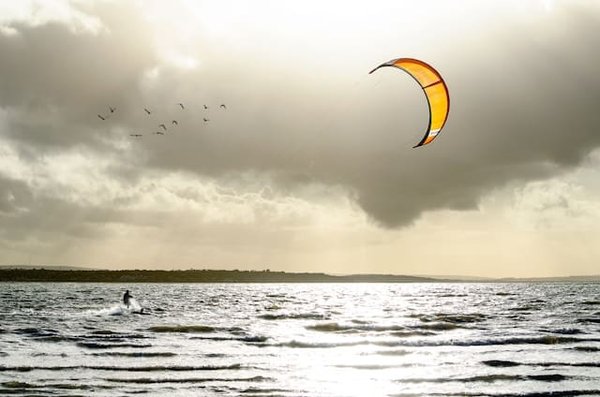 Les secrets du kitesurf avec une planche de surf : Techniques et astuces pour débutants et pros